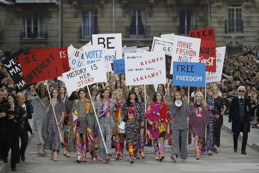 Pada Paris Fashion Week, Chanel menampilkan koleksinya dalam panggung yang disulap bak aksi unjuk rasa di jalanan.