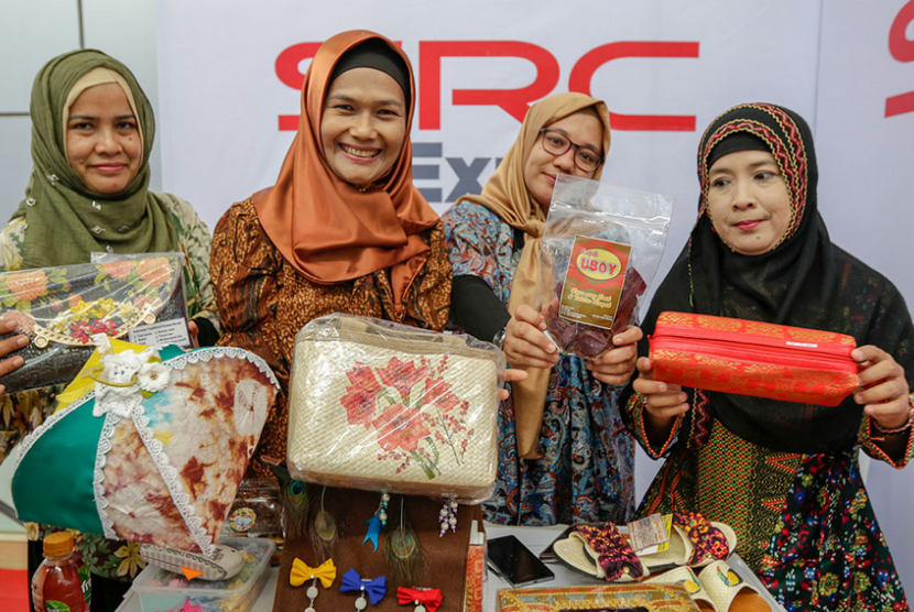 Pada pelaku UKM penerima manfaat program pemberdayaan ekonomi 'Sampoerna Untuk Indonesia' yang berpartisipasi di SRC Expo pada 10 November 2018.