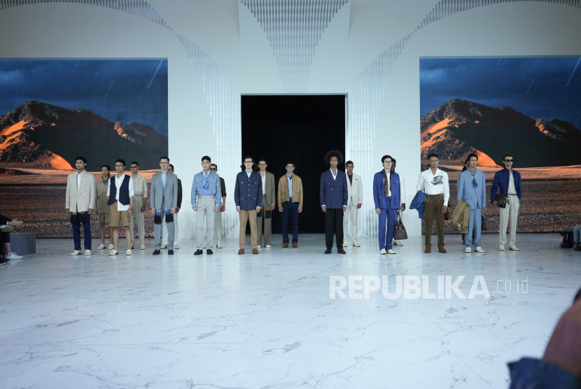 Pada perayaan usia ke-77, Laxmi Tailors menandai perjalanannya dengan menampilkan koleksi terbaru Desert Rain di ajang tahunan Fashion Nation 2025. 