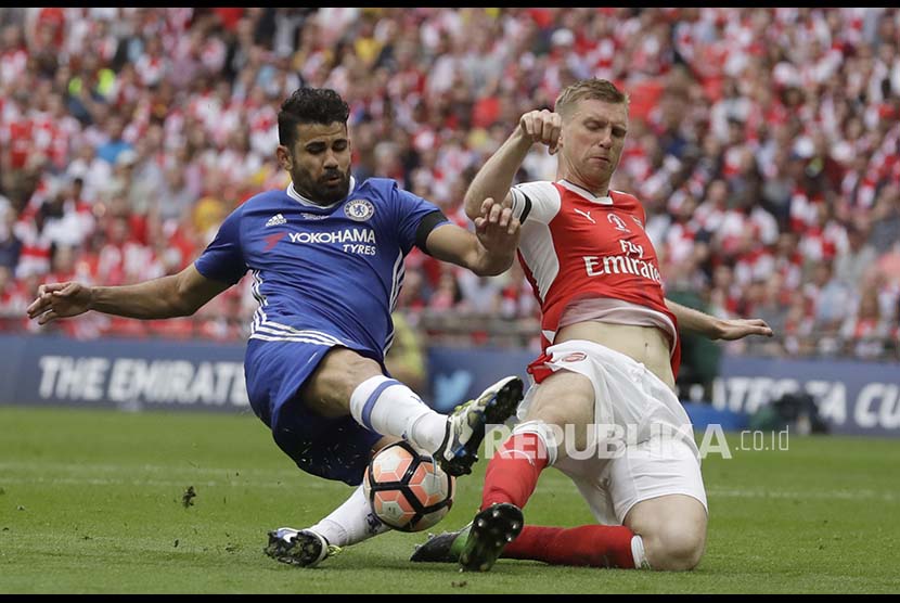 Diego Costa (kiri) dan  Per Mertesacker (kanan).