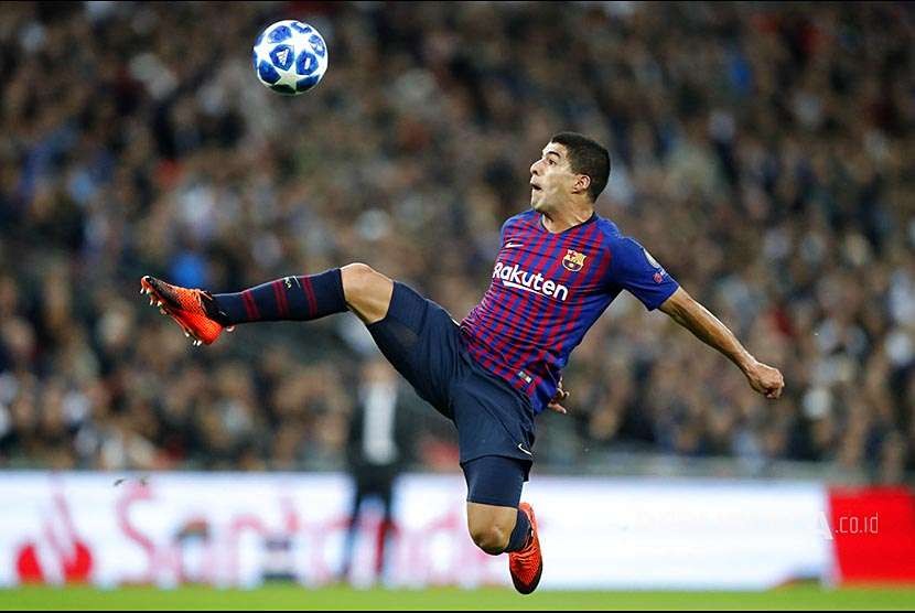 Luis Suarez terbang menahan bola pada pertandingan Grup B Liga Champions antara Tottenham Hotspurs melawan Barcelona FC di Stadion Wembley, London, Kamis (4/10) dini hari.