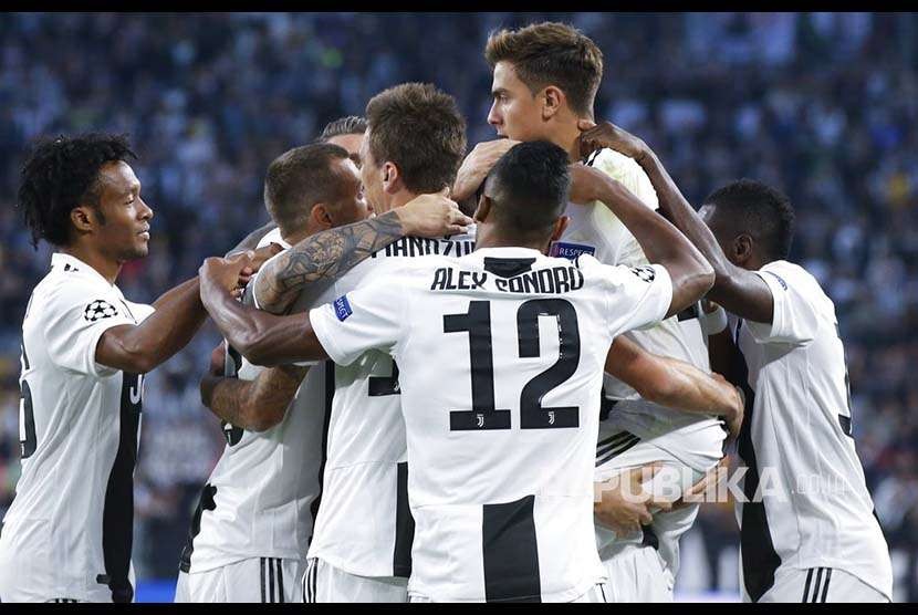 TIm Juventus merayakan gol pada pertandingan Grup H Liga Champions di Stadion Allianz, Turin, Italia, Rabu (3/10) dini hari.