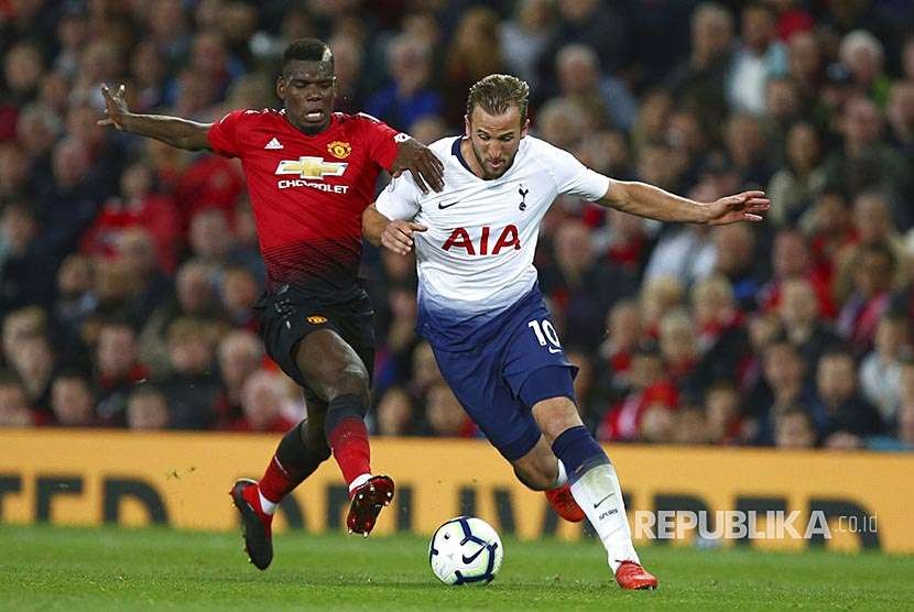 Paul Pogba (kiri) dan Harry Kane berebut bola pada pertandingan Liga Primer Inggris antra Manchester United melawan Tottenham Hotspur di stadion, Old Trafford, Selasa (27/6) waktu setempat.