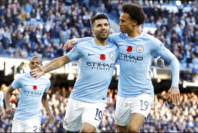 Sergio Aguero dan Leroy Sane merayakan gol ke 2 City pada pertandingan Liga Primer Inggris di Etihad Stadium, Manchester, Ahad (5/11).