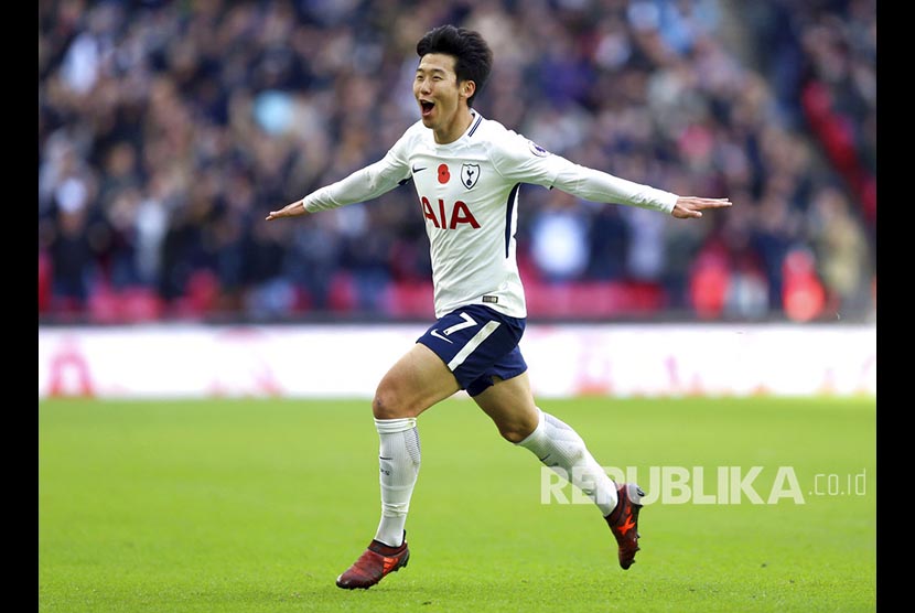Selebrasi Son Heung-Min setelah mencetak gol ke gawang Crystal Palace yang menjadi penentu kemenangan pada pertandingan Liga Primer Inggris di Wembley Stadium London, Ahad (5/11).