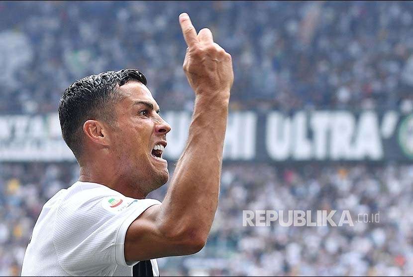 Selebrasi Cristiano Ronaldo setelah mencetak gol pertamnya di Liga Itali ke gawang tim Sassuolo pada pertandingan Liga Serie A Itali di Stadion Allianz, Turin, Italia, Ahad (16/9)