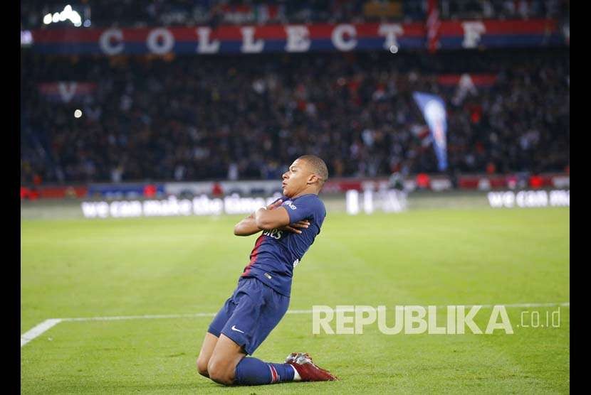 Kylian Mbappe merayakan golnya pada pertandingan Ligue1 antara Paris-Saint-Germain melawan Lyon di Stadium Parc des Princes, Paris, Senin (8/10) dini hari