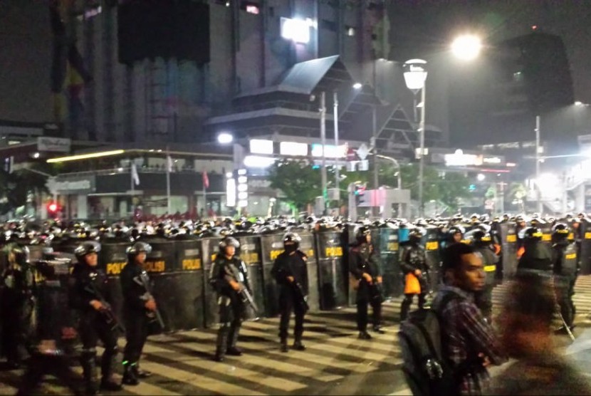 Pada pukul 00.30 WIB, kepolisian mulai memukul mundur peserta aksi yang masih berada di sekitar kantor Bawaslu. Massa aksi dipukul mundur ke arah Pasar Tanah Abang, Rabu (22/5).