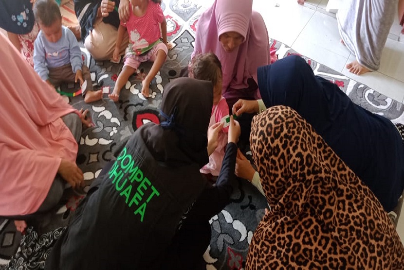 Pada Rabu (13/5), Tim Dompet Dhuafa Aceh melakukan penyaluran logistik berupa air mineral, sembako yang berisi kurma, sirup, biskuit, telur dan vitamin C serta  pakaian, obat-obatan, dan kebutuhan pokok lainnya untuk para korban.