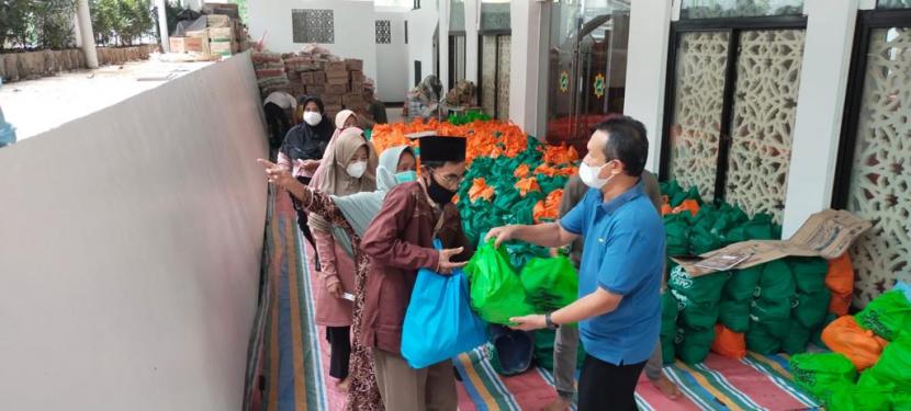 Pada Ramadhan tahun 2022 ini, jamaah Masjid Al Aqsha kembali memberikan bantuan berupa 3.357 paket, yang masing-masing senilai Rp 150 ribu, yang diperuntukkan untuk orang-orang yang membutuhkan mulai dari tukang sapu, sekuriti, para asisten rumah tangga, sopir, dan warga 15 RT sekitar masjid tersebut. 