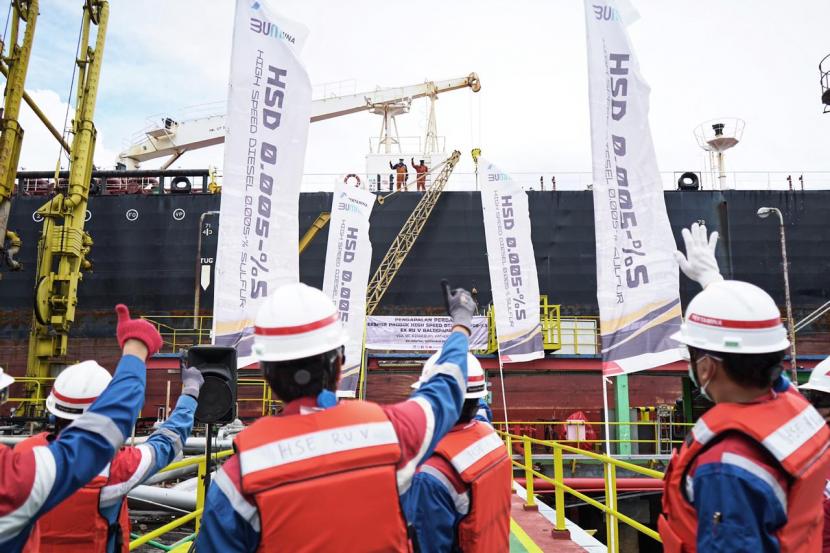 Pada Sabtu (5/9), dilakukan pengapalan dan penyaluran perdana produk High Speed Diesel (HSD) 50 PPM Sulphur ke negeri jiran Malaysia sejumlah 200 ribu Barrels atau setara dengan 31.800 KL melalui kapal MT Ridgebury Katherine Z.