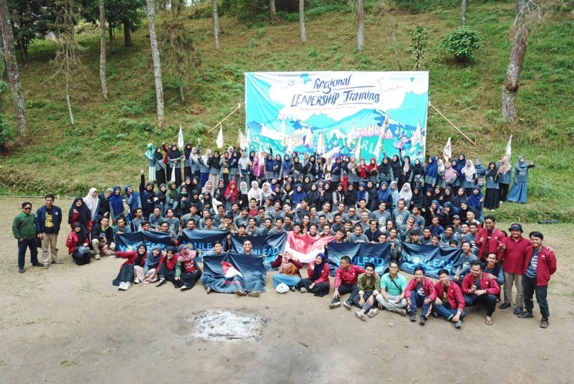 Pada Sabtu dan Ahad (24-25/8) lalu sebanyak 136 mahasiswa mengikuti kemah kepemimpinan di Taman Hutan Raya, Karang Anyar, Jawa Tengah. 
