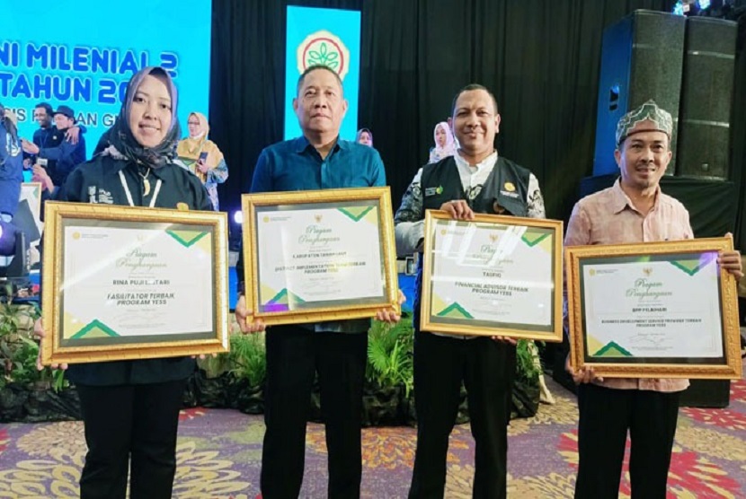 Pada Sarasehan Petani Milenial II di Hotel Claro, Makassar pada 6 - 8 Oktober 2022, beberapa  unsur pelaksana Program YESS di wilayah koordinasi Provincial Project Implementation Unit (PPIU) Provinsi Kalimantan Selata mendapatkan penghargaan yang diberikan langsung oleh Mentan Syahrul.