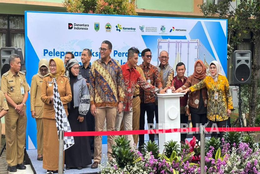 Pada Selasa (16/9/2025), PT Agrominafiber Java Indonesia resmi melepas ekspor perdana sebanyak enam kontainer berisi 9.430 buah kerajinan ke Amerika Serikat.