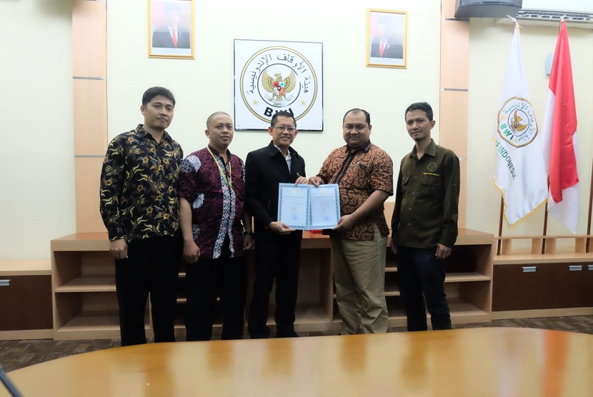 Pada Selasa (18/2) Badan Wakaf Indonesia (BWI) menyerahkan sertifikat perizinan nadzir wakaf uang kepada Dompet Dhuafa, di Kantor BWI, Jakarta Timur.