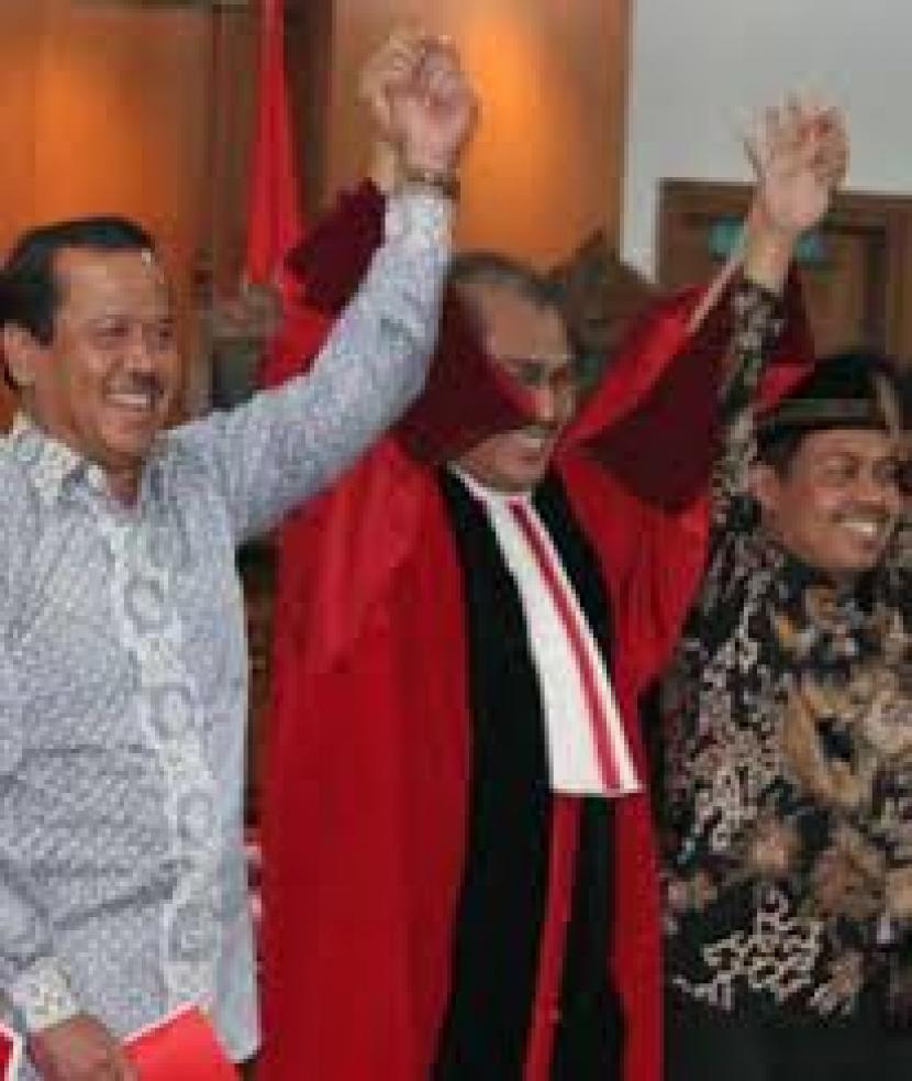  Pada Selasa 24 Januari 2006, Ketua MK, Prof Jimly Asshiddqie (tengah) mengangkat tangan Badrul Kamal dan Nur Mahmudi usai sidang kasus sengketa Pilkada Depok.