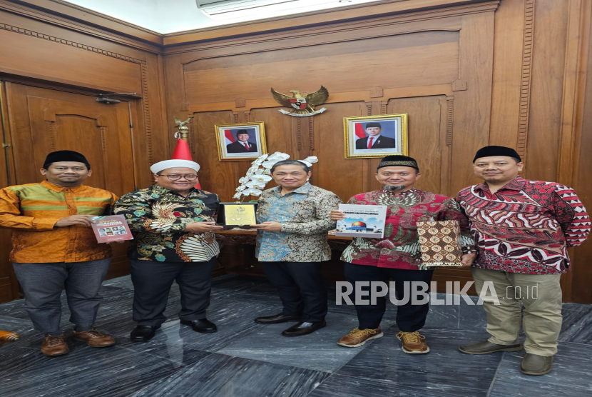 Pada Senin, 25 November 2024, empat anggota delegasi Baitul Maqdis Institute yang dipimpin Fahmi Salim selaku Direktur Utama BMI bersilaturahim ke kantor Wakil Menlu RI di Gedung Konstitusi Kemlu RI Pejambon.