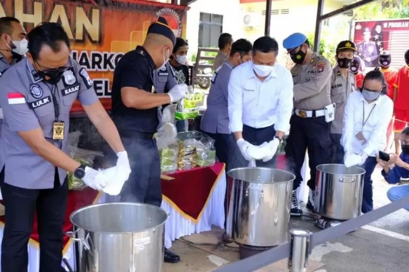 Pada tanggal 6 Oktober 2021 lalu, Bea Cukai Batam dan Bea Cukai Kepulauan Riau bersama Satuan Reserse Narkoba Kepolisian Resor Kota (Satresnarkoba Polresta) Barelang musnahkan barang bukti sabu seberat 107.444 gram.