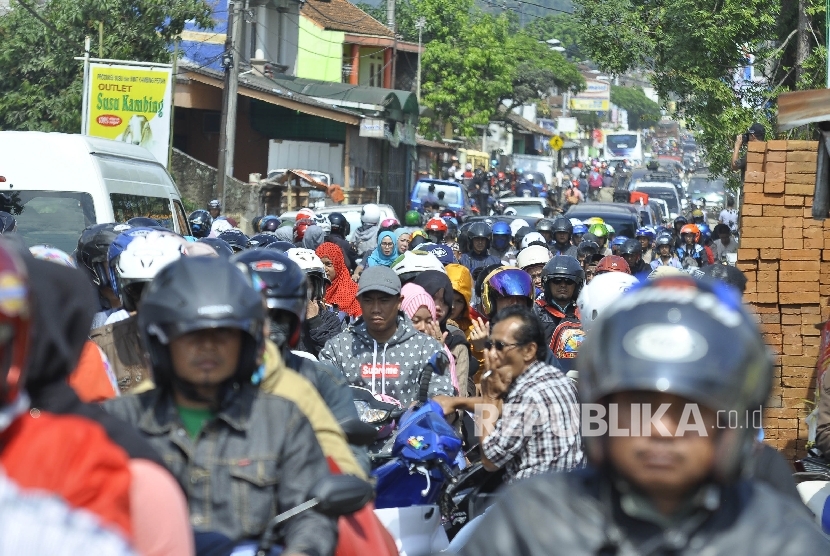 Padat: Kendaraan: Sejumlah kedaraan bermotor memadati ruas jalan Raya Ciwidey, Kabupaten Bandung, Sabtu (9/7)