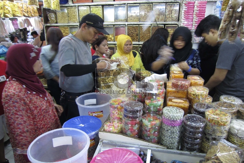  Padat Pengunjung: Mendekati Lebaran suasana Pasar Kosambi Kota Bandung, blok penjualan kue dan berbagai makanan, dipadati pengunjung, Selasa (14/7). 