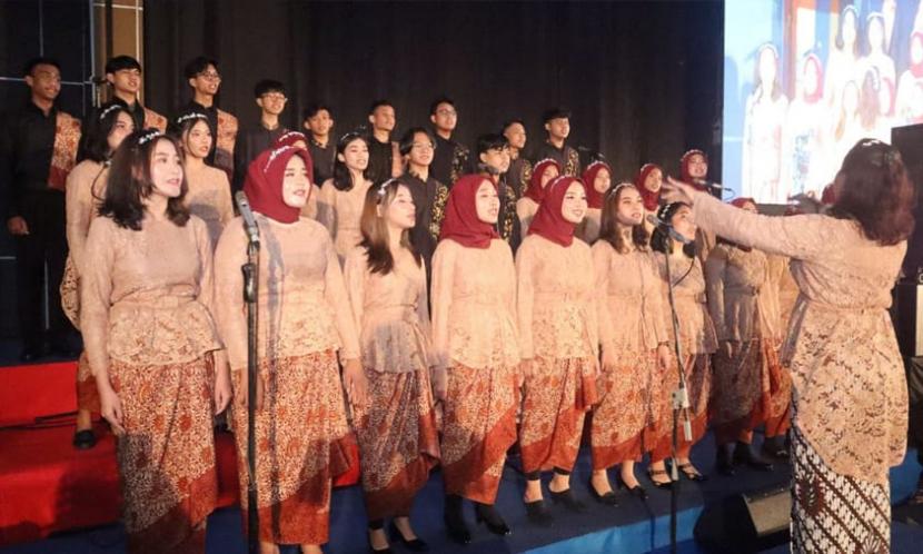 Paduan suara mahasiswa (PSM) Universitas Nusa Mandiri (UNM) Nusa Mandiri Your Choir (YC) meriahkan prosesi wisuda ke-34 Kampus Digital Bisnis Universitas Nusa Mandiri (UNM).