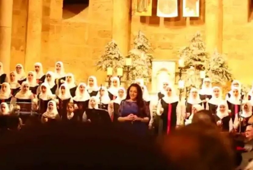Apa yang Biasanya Muslim Dunia Lakukan Saat Natal? Foto ilustrasi paduan suara para muslimah dari Imam Sadr Foundation yang mengisi perayaan natal di gereja Lebanon.