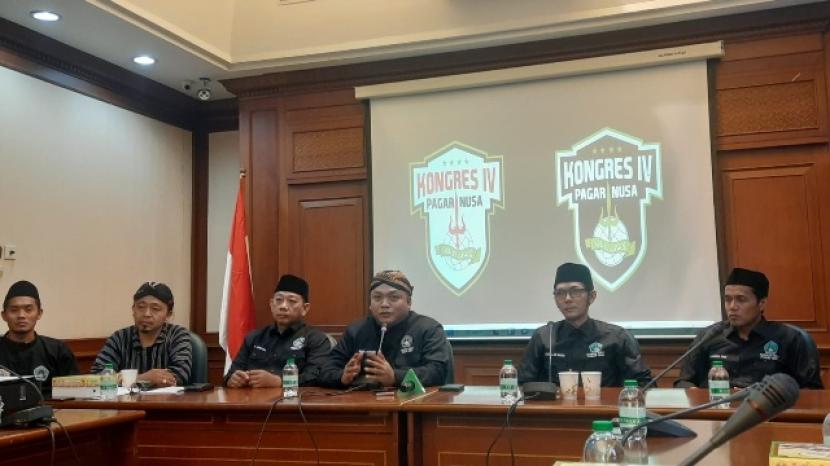 Ketum Pagar Nusa NU, Muchamad Nabil Haroen (tengah), menyatakan Pagar Nusa NU akan menggelar Kongres ke-4 pada 5-7 Desember. 