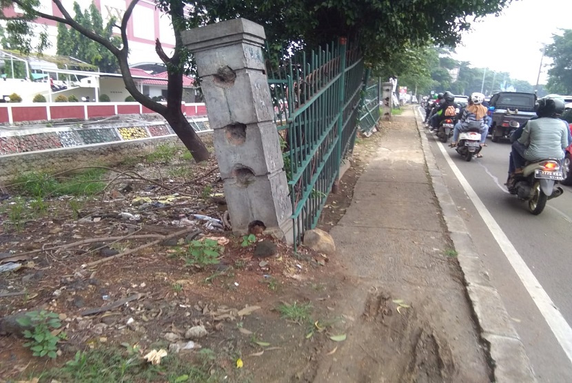 Pagar-pagar pembatas taman yang terdapat di sepanjang Jalan Raya Bogor, Ciracas, Jakarta Timur, kondisinya rusak.