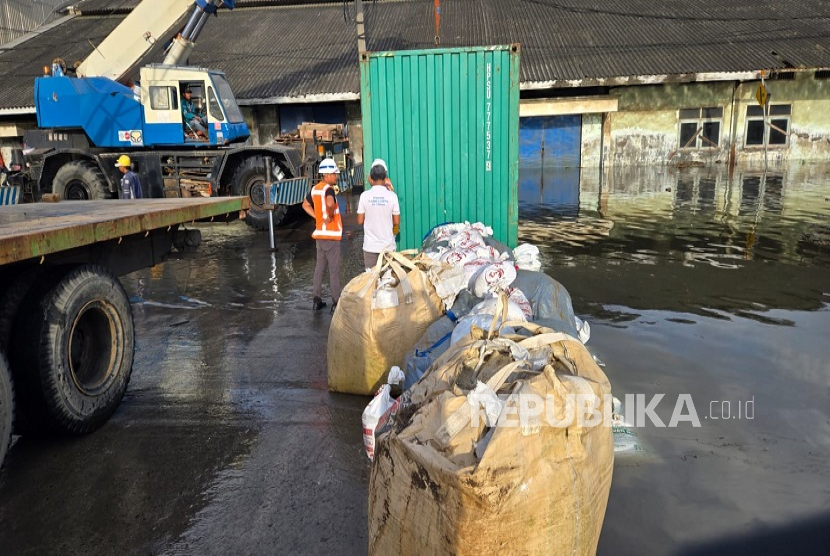 Pagar panel blok di kawasan Pelabuhan Tanjung Emas Semarang, Jawa Tengah,  jebol pada Jumat (23/5/2025). Hal itu menyebabkan air laut meluap ke area pelabuhan.