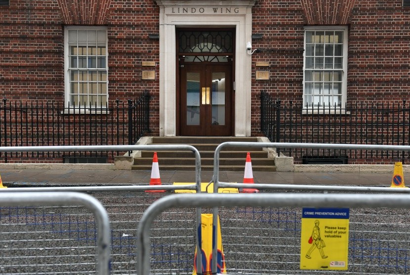 Pagar untuk media sudah dipersiapkan di luar Lindo Wing di RS St Mary, London, (9/4), sebagai persiapan menyambut masa persalinan Kate Middleton. 