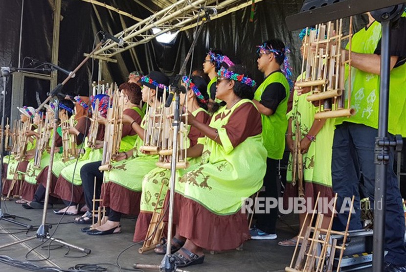 Pagelaran angklung di Festival Amakal 2018 di Tribu Wakuarory, Pulau Mare, Kepulauan Loyaute, 40 menit perjalanan dengan pesawat dari ibukota New Caledonia.