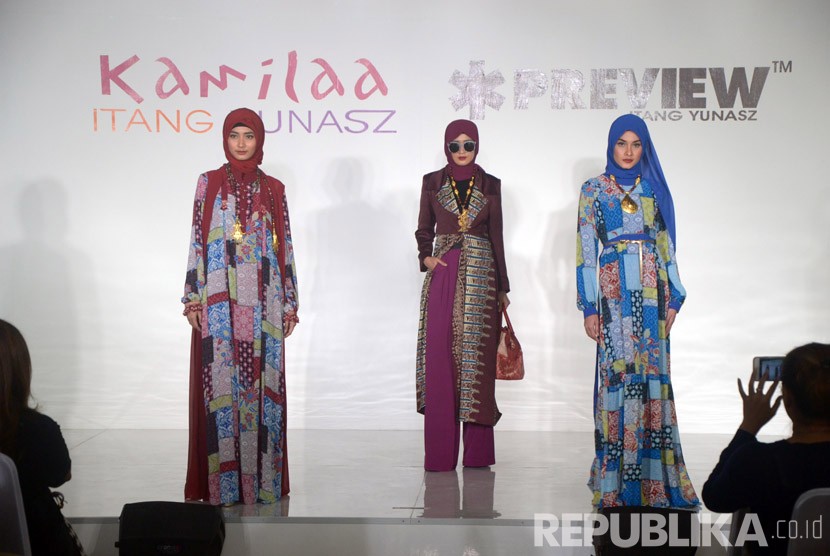 Pagelaran busana Muslim Indonesia Selalu karya desainer Itang Yunasz.