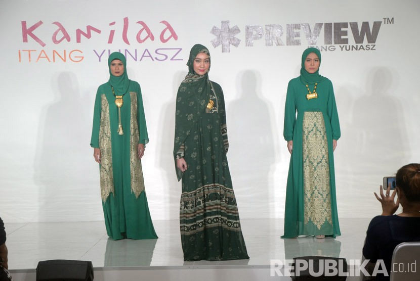  Pagelaran busana muslim Indonesia Selalu karya desainer Itang Yunasz. 