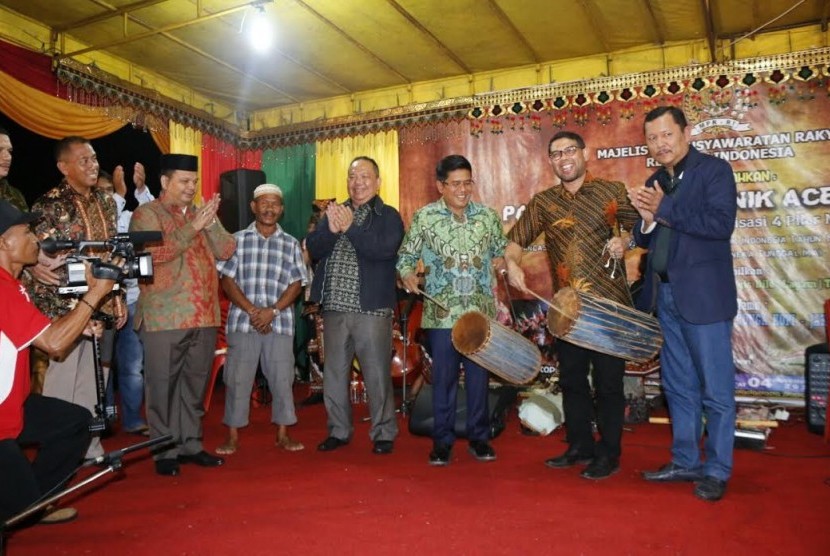  Pagelaran seni budaya di Lapangan Jenderal Ahmad Yani Taman Kota Kutacane menampil seni budaya dari berbagai etnik.
