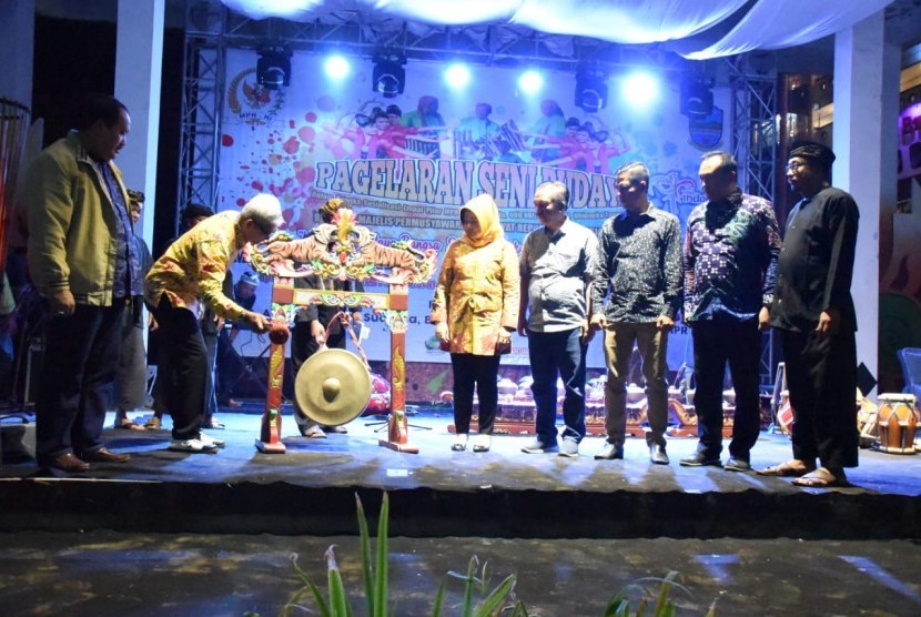 Pagelaran Seni Budaya Nasional dalam rangka Sosialisasi Empat Pilar MPR di Pantai Barat Kawasan Wisata Pangandaran, Kabupaten Pangandaran, Jawa Barat, Ahad malam (4/8).  