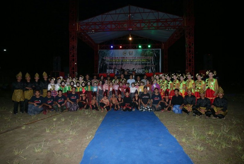 Pagelaran Seni Budaya Nusantara di Kecamatan Wonomulyo, Kabupaten Polewali Mandar (Polman), Sulawesi Barat, Sabtu malam (18/11).