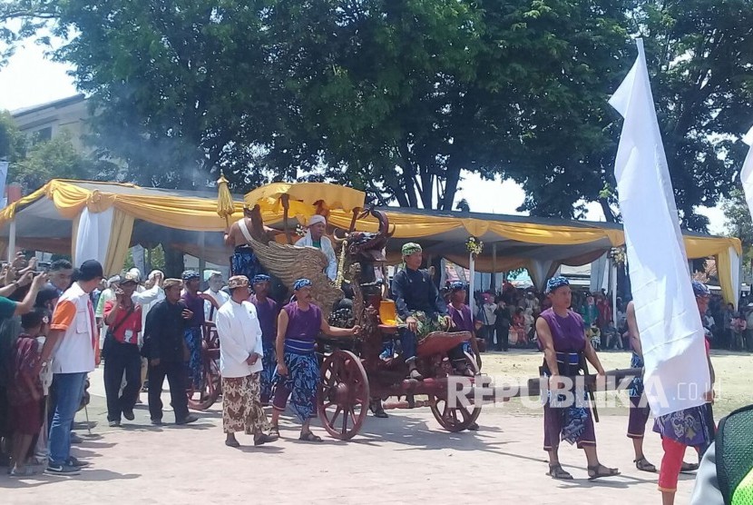 Pagelaran seni kolosal dalam pembukaan Festival Keraton Nusantara  (FKN) XI yang digelar di Alun-alun Kasepuhan, Kota Cirebon, Sabtu (16/9).