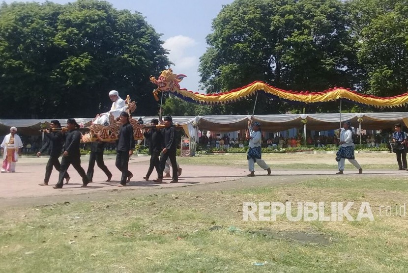 Pagelaran seni kolosal dalam pembukaan Festival Keraton Nusantara  (FKN) XI yang digelar di Alun-alun Kasepuhan, Kota Cirebon, Sabtu (16/9).
