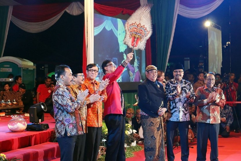 pagelaran Wayang Kulit Nusantara dalam rangka syukuran ditetapkannya 1 Juni sebagai Hari Kelahiran Pancasila, yang diselenggarakan di Alun-alun Kabupaten Blitar, Selasa (2/8).