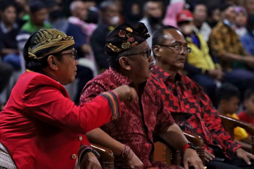 pagelaran wayang oleh Ki Warseno Slank dengan lakon Bima Suci yang digelar di halaman masjid At Taufiq, seberang Gedung Sekolah Partai PDIP, di Jalan Lenteng Agung, Jakarta Selatan, Sabtu (25/6/2022) malam.