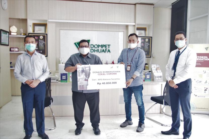 Paguyuban Bank Pembangunan Daerah (BPD) Batavia Serantau Senin (13/04),  menyerahkan donasi kemanusian Cekal Corona sebagai bentuk kepedulian terhadap tenaga medis yang menangani Corona kepada Dompet Dhuafa di Gedung Philantrophy, Jakarta. 