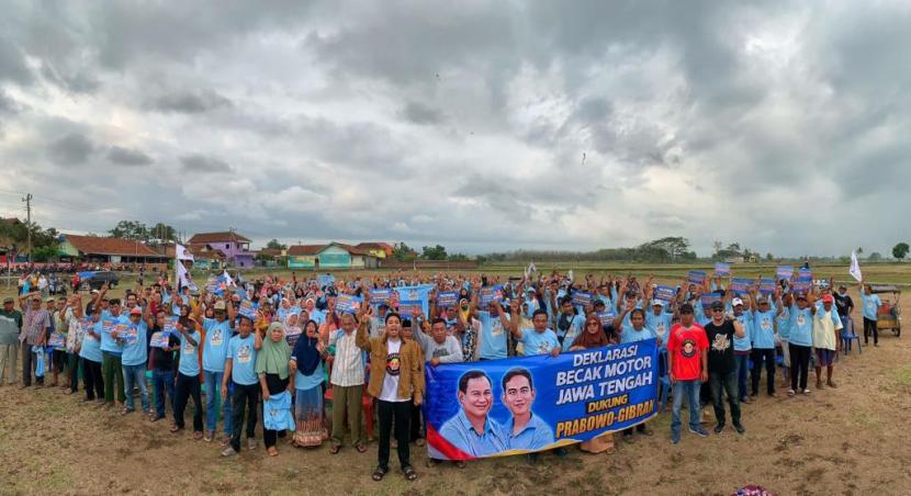 Paguyuban Becak Motor Jawa Tengah menggelar deklarasi mendukung Prabowo-Gibran di Desa Kedondong, Kecamatan Sokaraja, Kabupaten Banyumas pada Rabu (15/11/2023). 