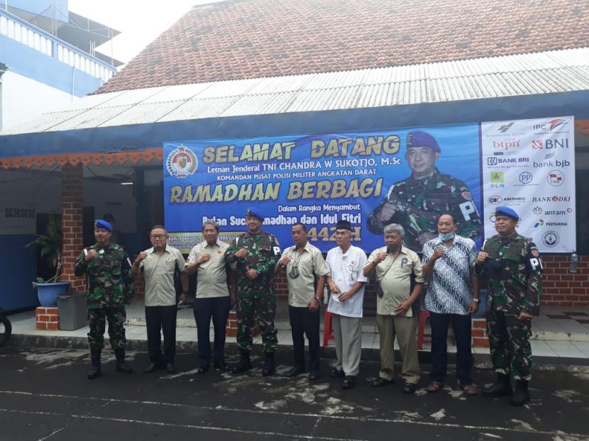 Paguyuban Keluarga Besar Purnawirawan Polisi Militer Angkatan Darat (PKP Pomad) menyelenggarakan acara Ramadhan Berbagi di Aula Serbaguna Kompleks Perumahan Pomad, Kalibata, Jakarta Selatan, Kamis (6/5).