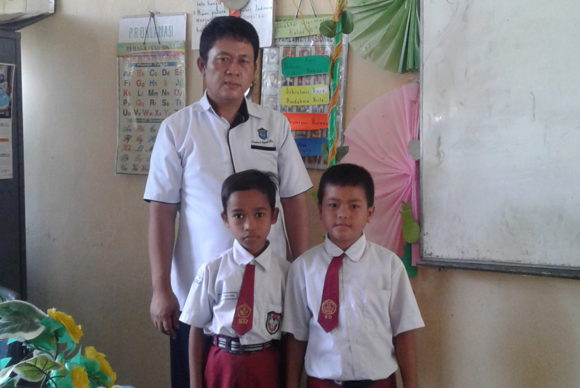 Pahlawan Tanpa Tanda Jasa. Guru Tris salah satu penerima manfaat program Sekolah Literasi Indonesia yang digagas Dompet Dhuafa Pendidikan.