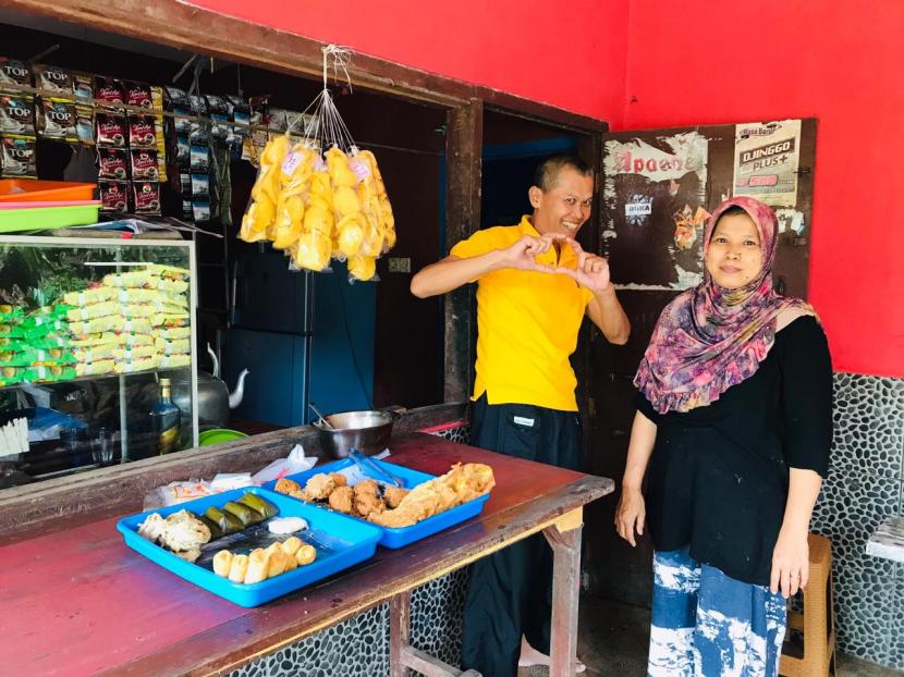 Pak Mahfud (kiri) yang terkenal karena menjadi ikon petugas pengatur lalu lintas di Kota Bogor yang ikonik.