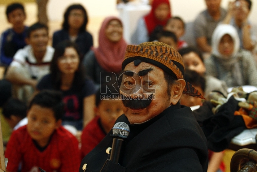 Pak Raden berpulang pada Jumat malam (30/10). Almarhum dikenal sebagi tokoh pendongeng yang senang menghibur anak-anak.