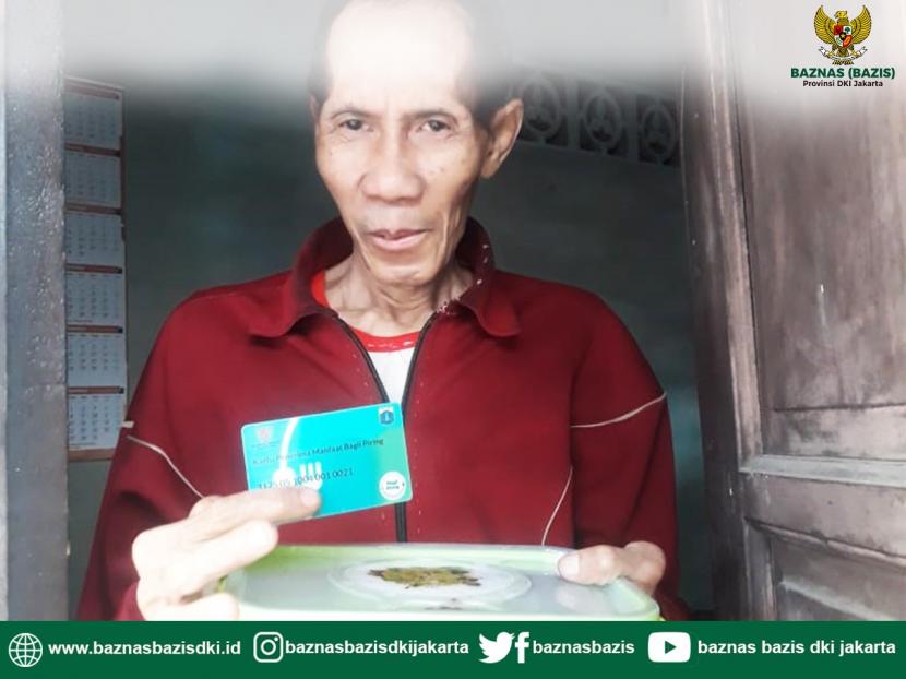 Pak Singgih pria lanjut usia yang berusia 63 tahun hidup sendirian ditengah kota Jakarta, beliau tinggal di Cijantung Jakarta Timur. Untuk memenuhi kehidupan sehari-harinya beliau mendapat bantuan dari saudara beliau yang tak jauh dari rumahnya namun hanya cukup untuk memberi makanan untuk kehidupan sehari-hari.