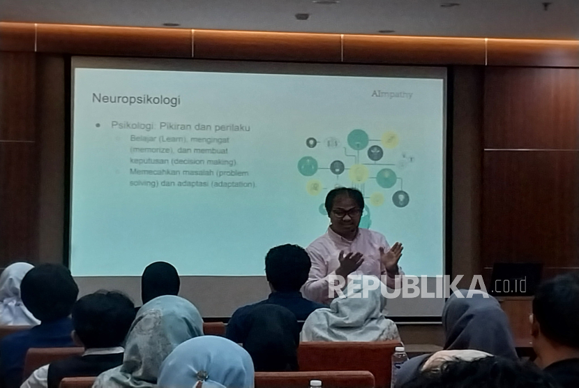 Pakar AI dan pendiri AImpathy, Ihshan Gumilar PhD, saat memberikan seminar dengan tema Teknologi Artificial Intelligence (AI) dalam Bisnis: Tren, Manfaat, & Cara Memulai, Rabu (26/2/2025).