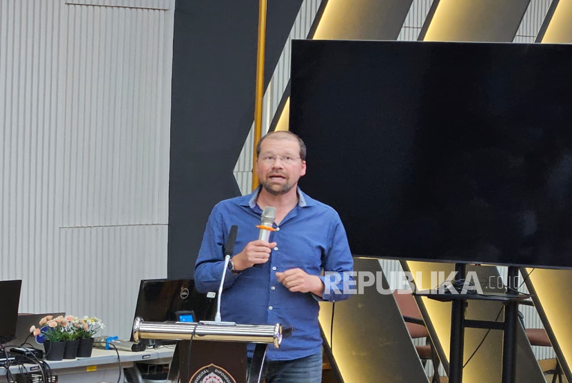 Pakar antropologi politik University of Amsterdam, Belanda, Prof Ward Berenschot, menghadiri pemutaran film dokumenter Amplop Demokrasi, di FISIP Undip, Kota Semarang, Jawa Tengah, Rabu (20/8/2025).