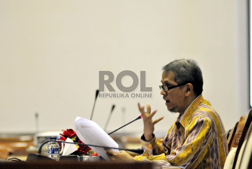 Pakar bidang haji dan umrah, Anggito Abimanyu beradiensi saat mengikuti Rapat Dengar Pendapat dengan Komisi VIII DPR RI di Kompleks Parlemen, Senayan, Jakarta, Kamis (27/8). 